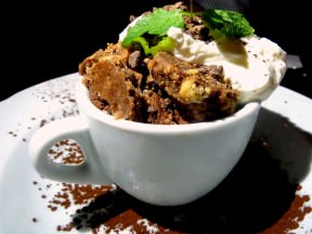 Chocolate dessert: chocolate mouse, chocolate cream, cookies and whipped cream. A play of textures and altogether a very good chocolate dessert. Well made.