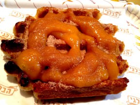 Apple dough Gofre with Mango coulis (21 ILS)