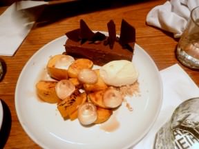 ‏The '57 Valrhona Chocolate', Mascarpone Ice Cream, Caramelized persimmon & a Soft Meringue (45 NIS)