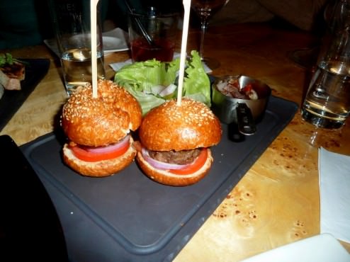 Mini beef fillet hamburgers with roasted onions (62 NIS)