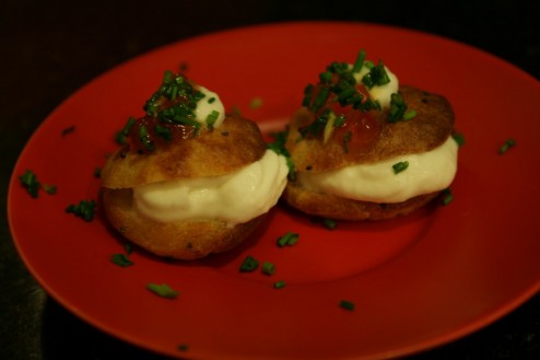 Salty cream puffs / Salmon roe / Chives