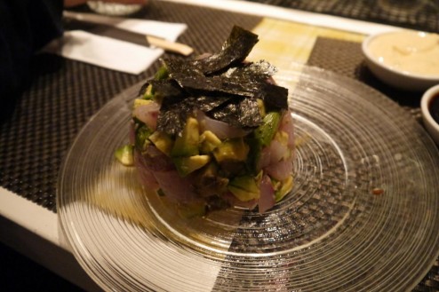 טרטר בס: קוביות בס עם אבוקדו ורוטב צלפים (53 ₪), נשלח חזרה למטבח.